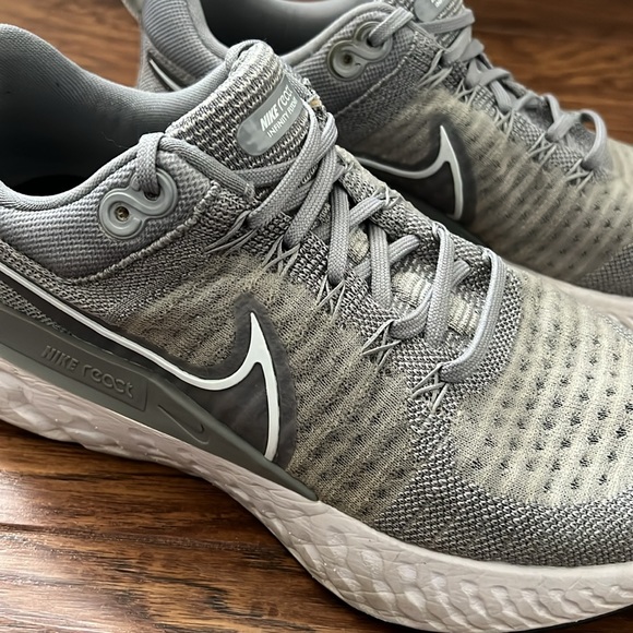 Nike Women’s React Infinity Run Flyknit 2 - Picture 2 of 9